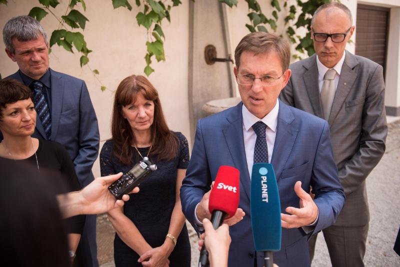 Cerarjeva vlada med drugim o ukrepih za manj revščine