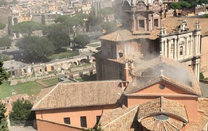 V središču Rima se je zrušila streha cerkve