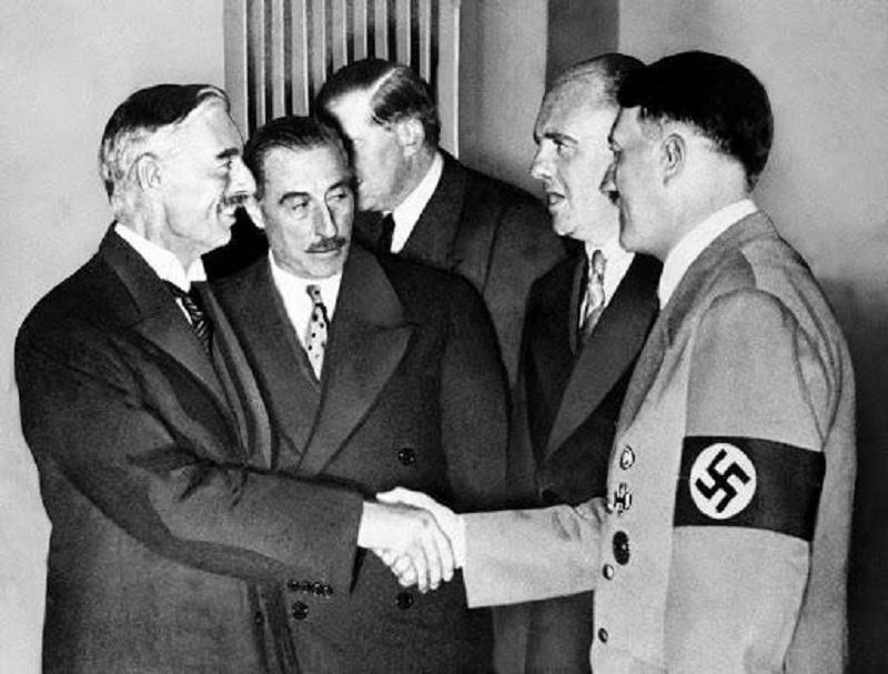 Primer »kognitivnega vojskovanja« na domačem terenu: »Trump med Reaganom in Chamberlainom« (Delo, 14. 2. 25)