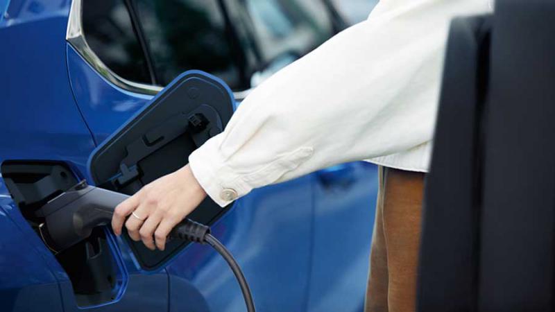 Napredne vlade subvencije za električne avtomobile povečujejo, slovenske pa jih zmanjšujejo