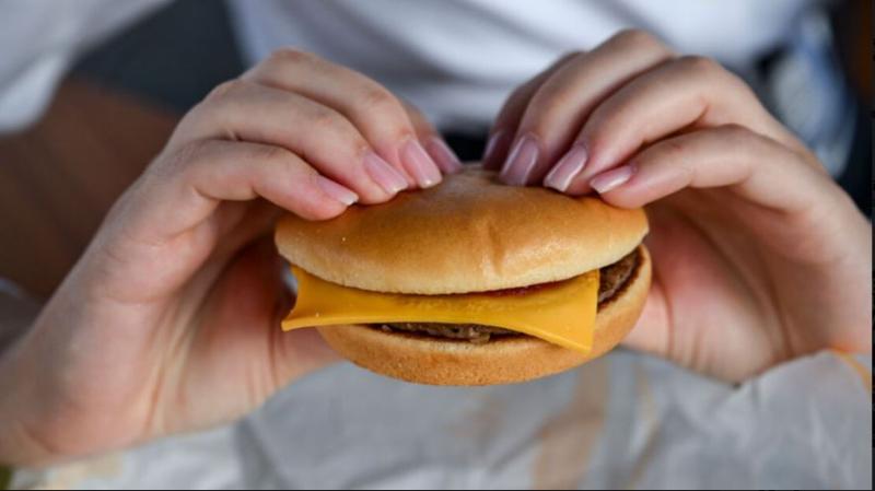 Koliko cheeseburgerjev za eno življenje? Kijev uporablja McDonald's za privabljanje rekrutov