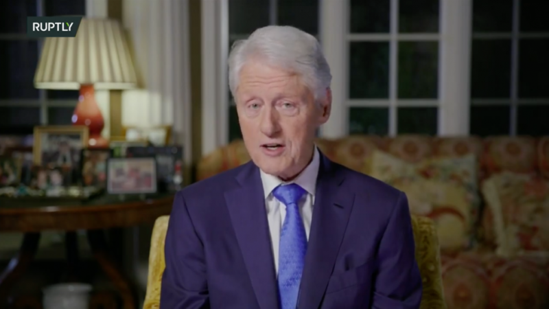 Clinton podučeval Trumpa in požel kritike: »Bill se zdi sproščen. Verjetno zaradi masaže pred govorom.«