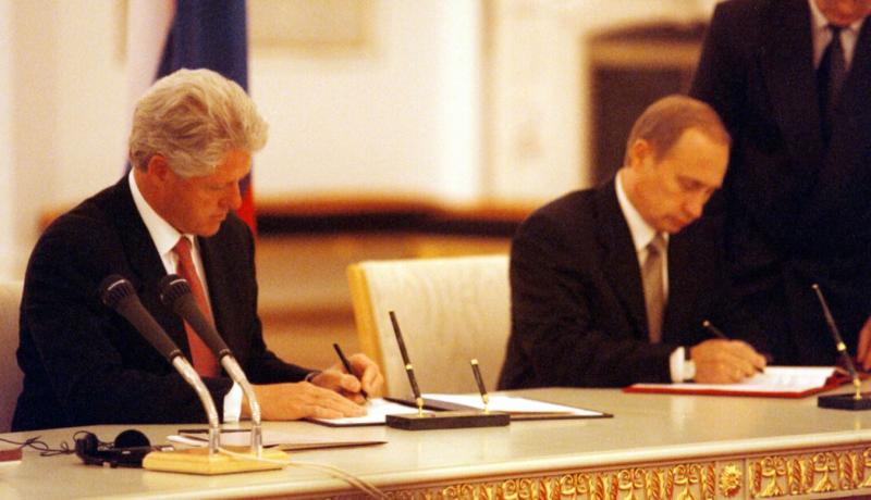 Razkriti novi arhivski dokumenti: Kaj je Clinton povedal Putinu o Natu