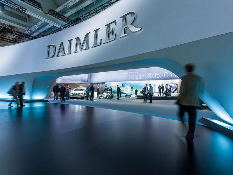 Daimler s polnim plinom v leto 2017