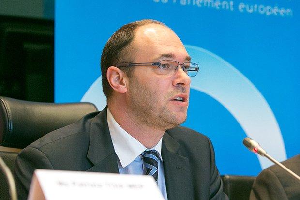 Stier zavrača Junckerjevo mnenje glede obveznosti spoštovanja arbitražne odločitve