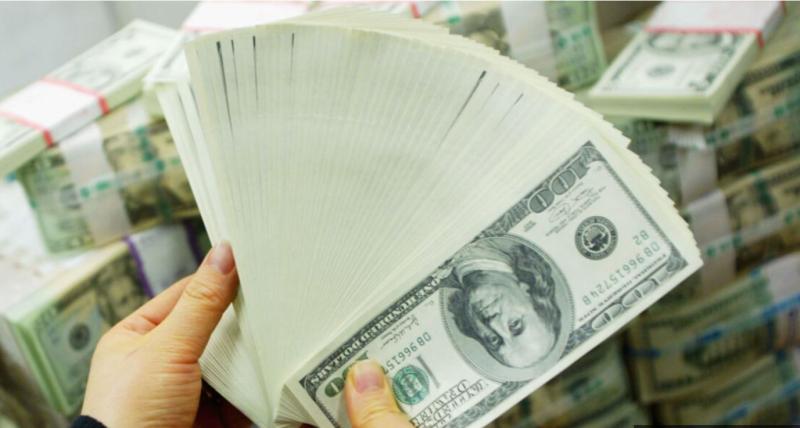 Dedolarizacija: Savdska Arabija in ZAE zavrgle rekordne količine dolarjev
