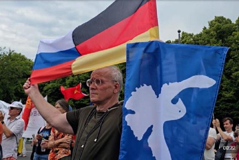 »Mir! Rusija ni naš sovražnik!« Evropski politiki se nočejo pogajati z Rusi, a prebivalci menijo drugače