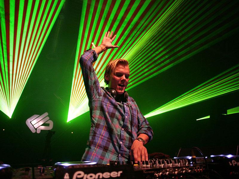 Umrl je švedski glasbenik Avicii