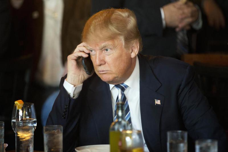 Axios: Telefonski pogovor Trumpa z Zelenskim »ni bil enostaven«