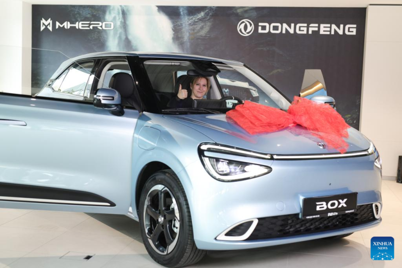 Kitajski avtomobilski proizvajalec Dongfeng kupki v Sloveniji dostavil prvi električni avtomobil Box!