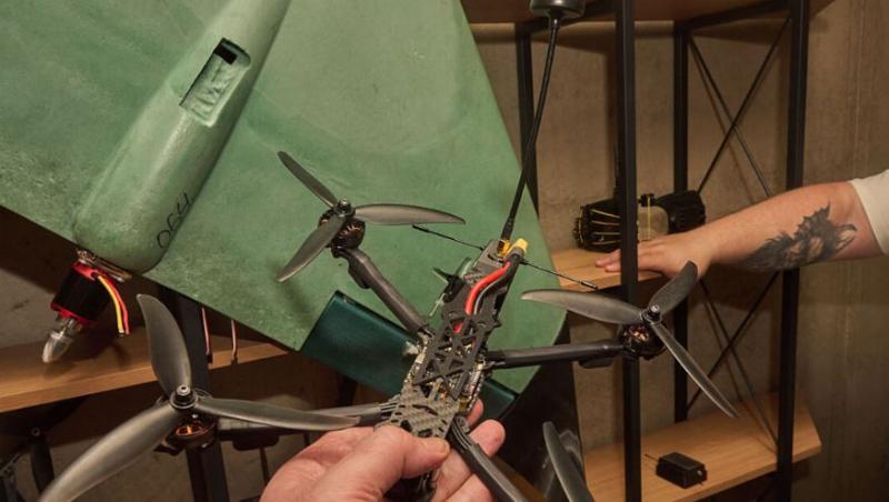 Zadnja parada dronov: Ukrajina poskuša ponastaviti konflikt, ki ga je že izgubila