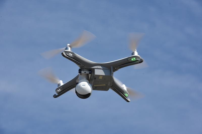 Osumljena zaradi preletov dronov v Gatwicku oproščena vseh obtožb