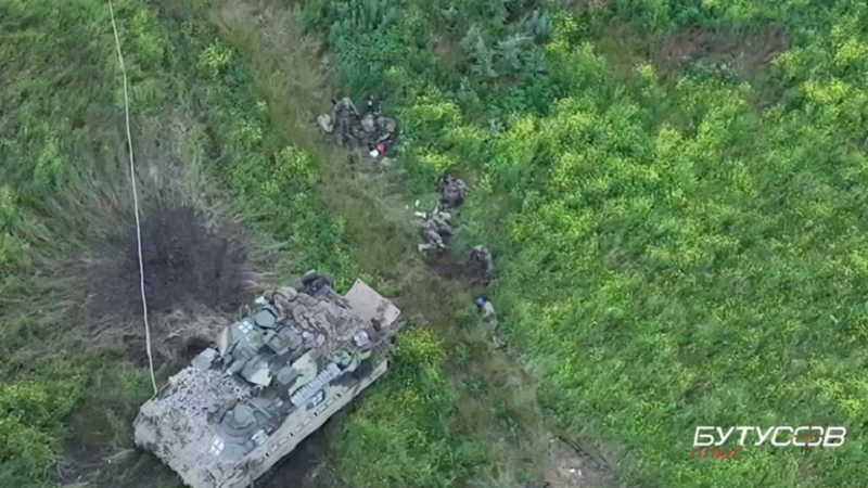 Zahrbtne mine: Grozljivi posnetek prikazuje ukrajinske vojake, ujete na minskem polju (VIDEO)