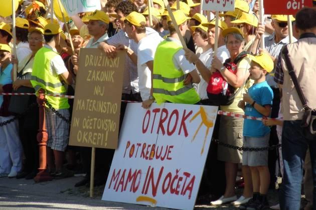 Državni zbor s sprejetjem družinskega zakonika uzakonil širšo opredelitev družine