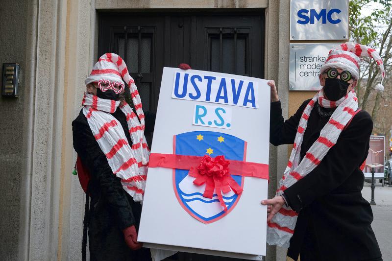 Dvanajst preprostih vprašanj za poslanke in poslance SMC