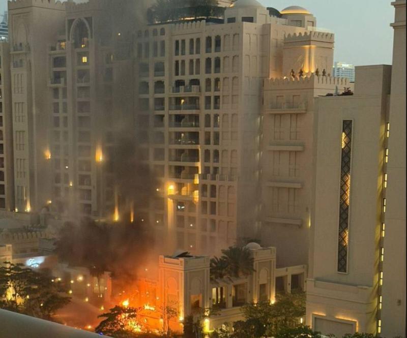 Dubaj v plamenih! Gori ena najbolj znanih turističnih znamenitosti, puhti črn dim: Grozljivi posnetki iz Emiratov