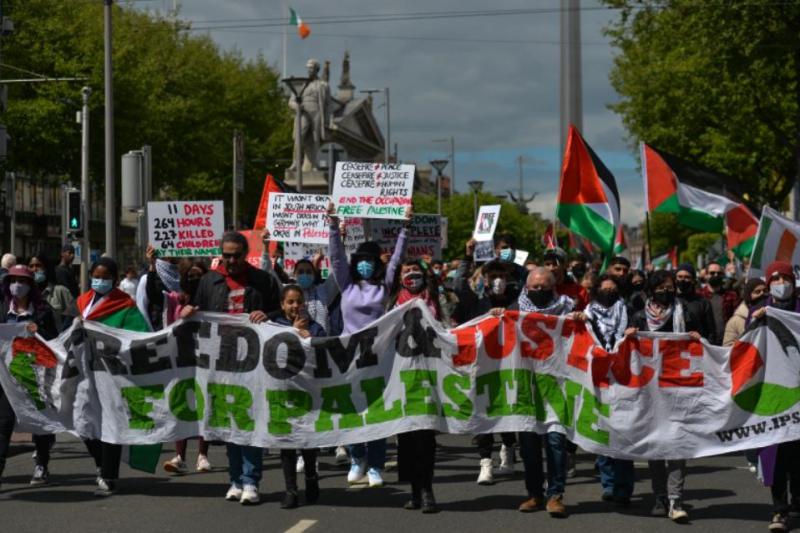 Irska obsoja izraelsko »dejansko priključitev« Palestine, Slovenija z zastavo Izraela pozdravlja okupacijo