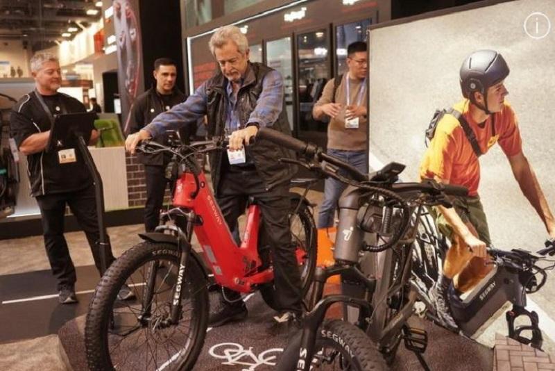 Zaradi rasti cen goriv: Kitajska električna dvokolesa v tujini hitro pridobivajo na popularnosti