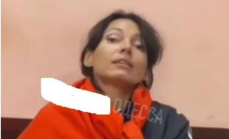 Ženska, ki je v Odesi ob demoliranem spomeniku Katerine Velike izobesila rusko zastavo je v ukrajinskem priporu
