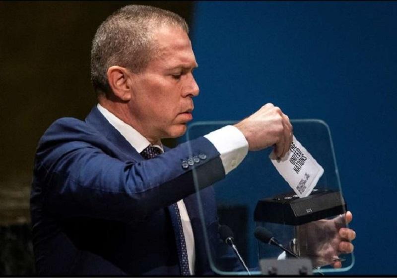 Bizarno: Predstavnik Izraela za govornico OZN uničil kopijo Ustanovne listine OZN!