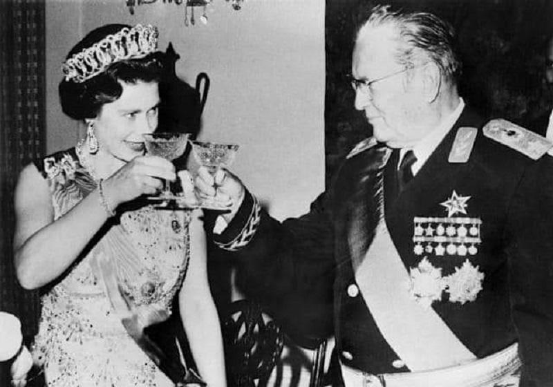 Kaj vse se spreminja v Britaniji po smrti Elizabete II.? Od besed himne, preko denarja do poštnih znamk in...