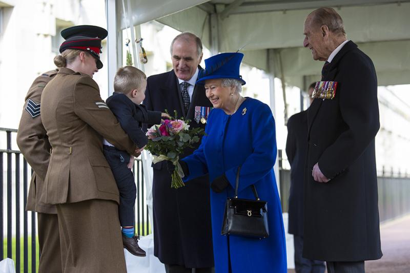 Prijavili britansko kraljico zaradi neuporabe varnostnega pasu
