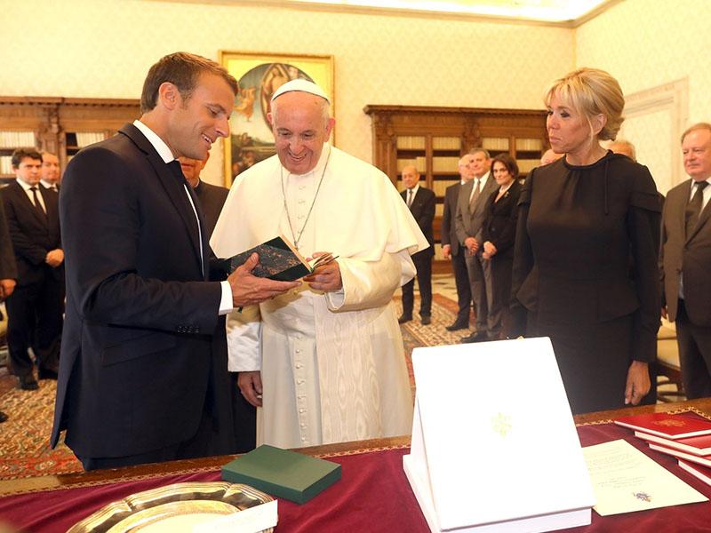 Papež v Vatikanu skoraj eno uro govoril z Macronom