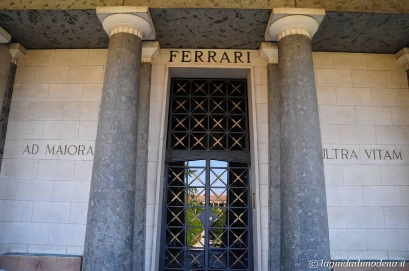 Kriminalci skušali oskruniti grob Enza Ferrarija