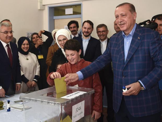 Na referendumu v Turčiji prišlo do zmešnjave z glasovalnimi pečati