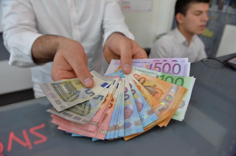 Rusija se odpoveduje dolarju v korist evra in krepi rubelj