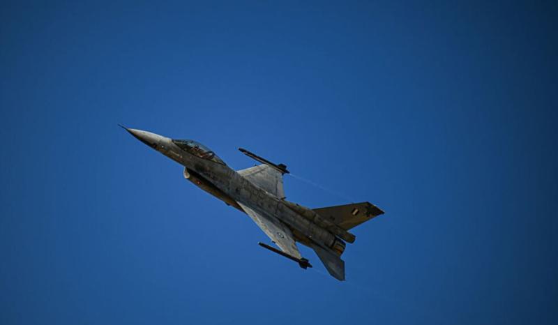 ZDA prodale Bolgarom okvarjeno lovsko letalo: Pušča gorivo iz notranjega rezervoarja F-16