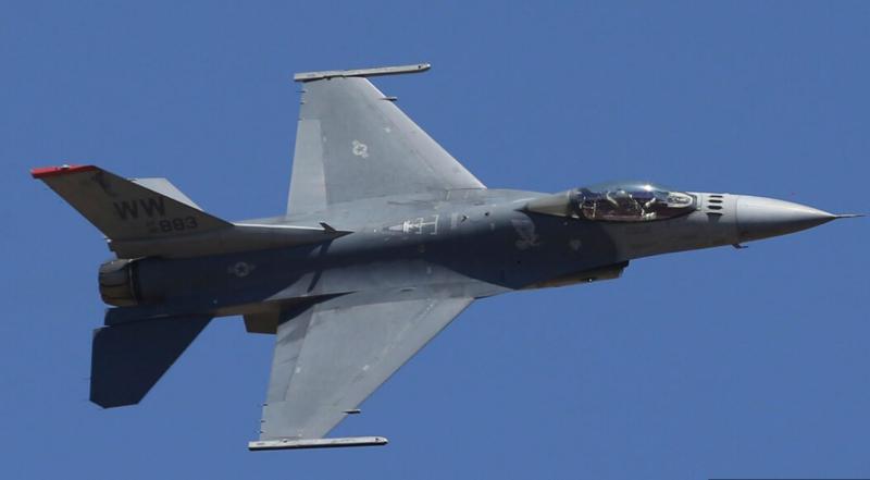 Stoltenberg: NATO bo Ukrajini dovolil, da napada Rusijo z letali F-16