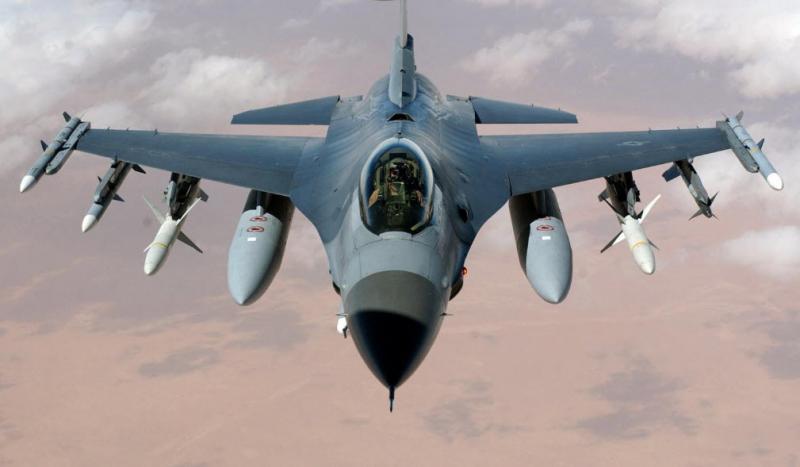 Neverjetno in bizarno: ameriški lovec F-16 tekom vojaške vaje zadel samega sebe