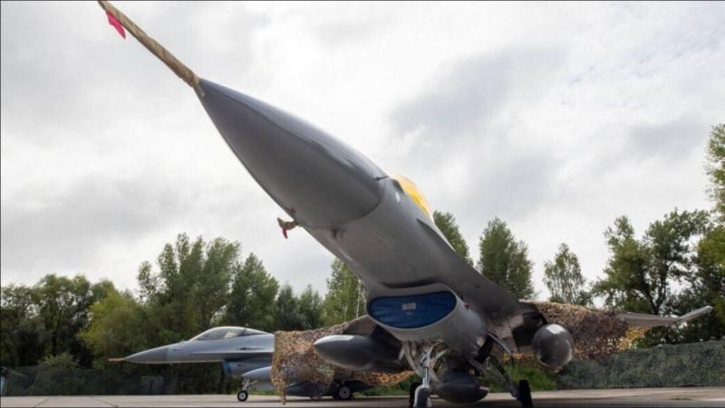 Ameriški senator pozval zahodne pilote, naj upravljajo ukrajinske F-16