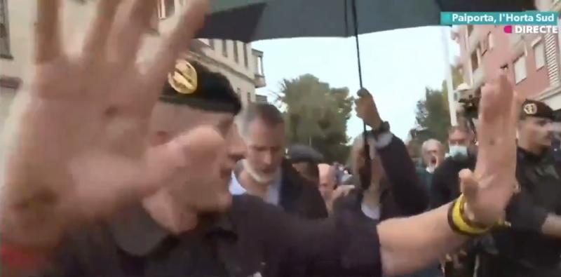 (Ne)pričakovan sprejem za španski kraljevi par v Valencii: Žvižgi, blato in vzkliki »morilec!« (VIDEO)