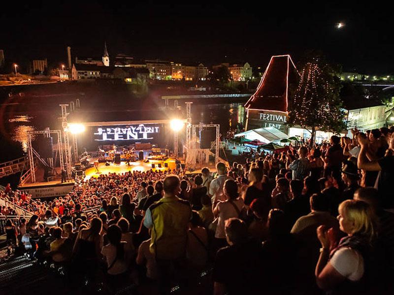 Barve in zgodbe 25 let Festivala Lent na razstavi