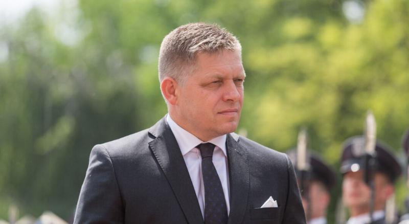 Fico šokiran nad izjavami britanskega veleposlanika, kritizira tudi predsednico zaradi demilitarizacije Slovaške