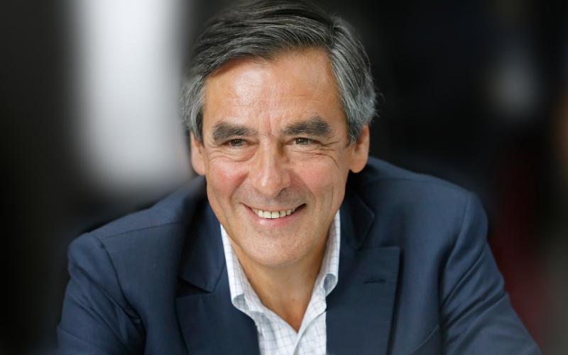 Fillon pod novimi pritiski v stranki še naprej zavrača odstop