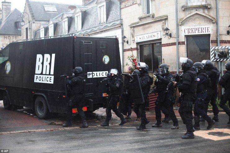 V Franciji zaradi načrtovanja terorističnega napada aretirali najstnici