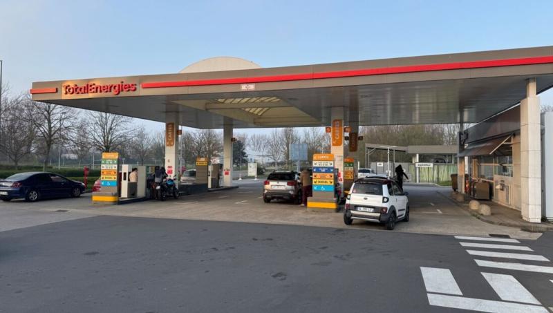 Francozi v paniki stekli na črpalke: Nikjer ni goriva