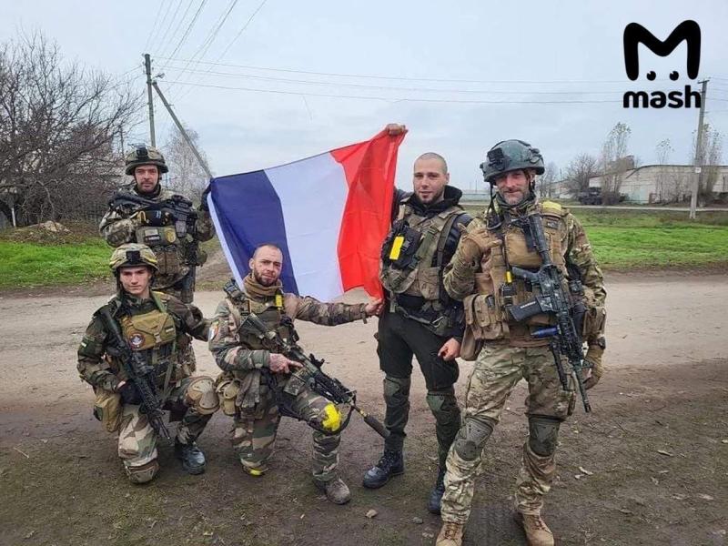 Visoka vojaška francoska delegacija prišla po trupla francoskih plačancev v Harkov, a Rusi so jih pričakali - z raketo!