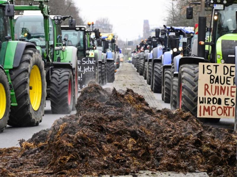Iztovarjanje gnoja ob skladbi »Moskva«: Nemški kmetje zaostrujejo proteste, zahtevajo konec pomoči Ukrajini!
