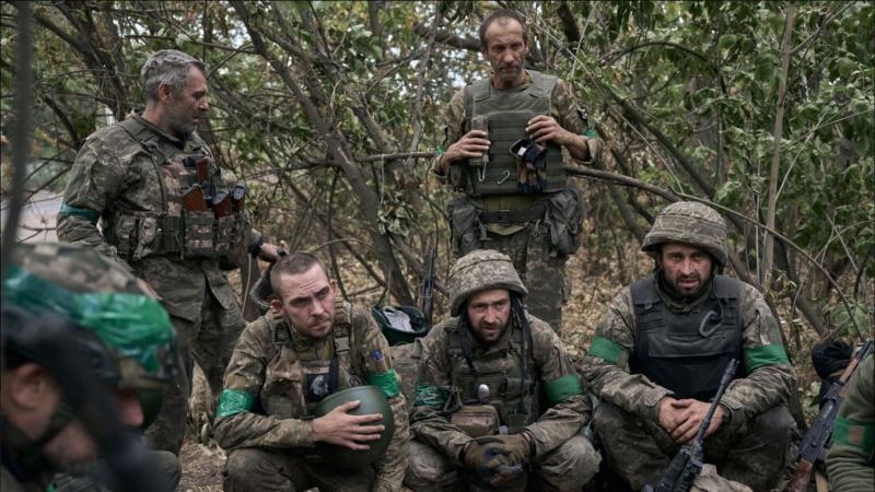 Ukrajinski poveljniki o novih nabornikih: »Zmrznejo« pred Rusi, prestari in prestrašeni, bojijo se streljati na sovražnika