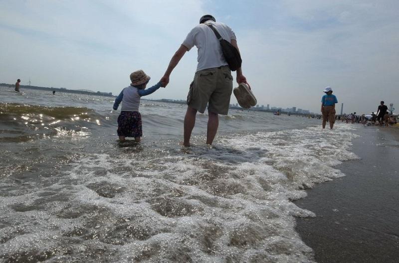 Na Japonskem po več letih znova odprli plaže v bližini Fukushime