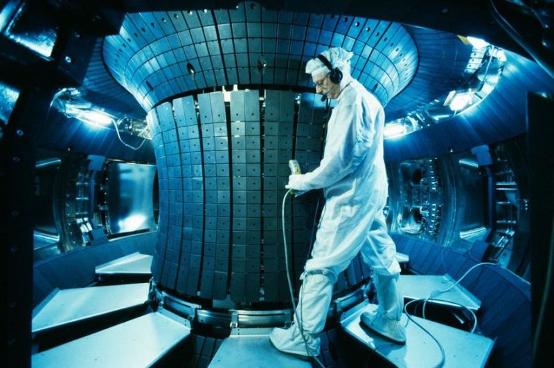 Kitajsko »umetno sonce« postavilo nov svetovni rekord – 1056 sekund neprekinjenega delovanja fuzijskega reaktorja