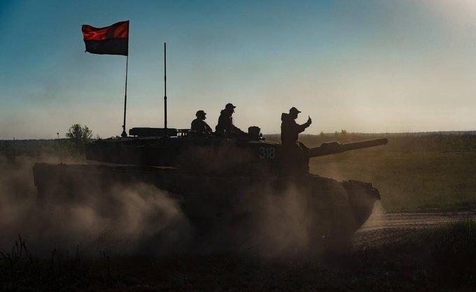 Ukrajinsko obrambno ministrstvo se je pohvalilo z nemškim tankom, na katerem vihra nenavadna zastava…