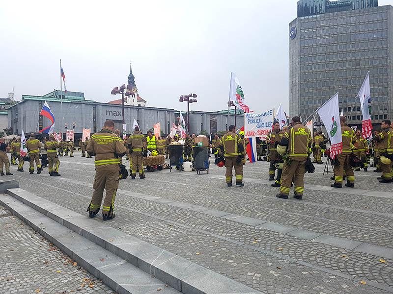 Gasilci na protest pred vlado