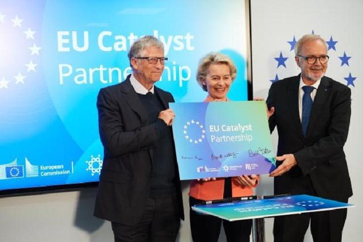 Predsednica Evropske komisije dobila nagrado zaradi prispevka »trajnostnemu razvoju«, ki ga je uspešno zavrla!