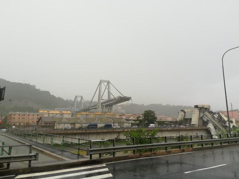 V Genovi se je zrušil avtocestni viadukt 