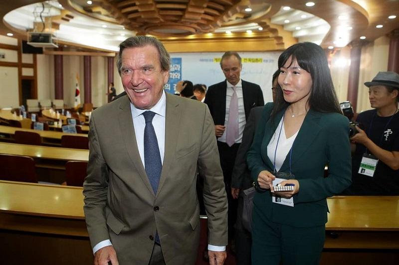 Schröder naj bi se že poročil s Kim So-yeon